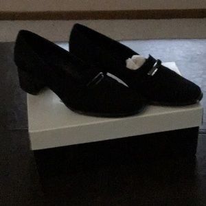 Black shoe w/buckle detail